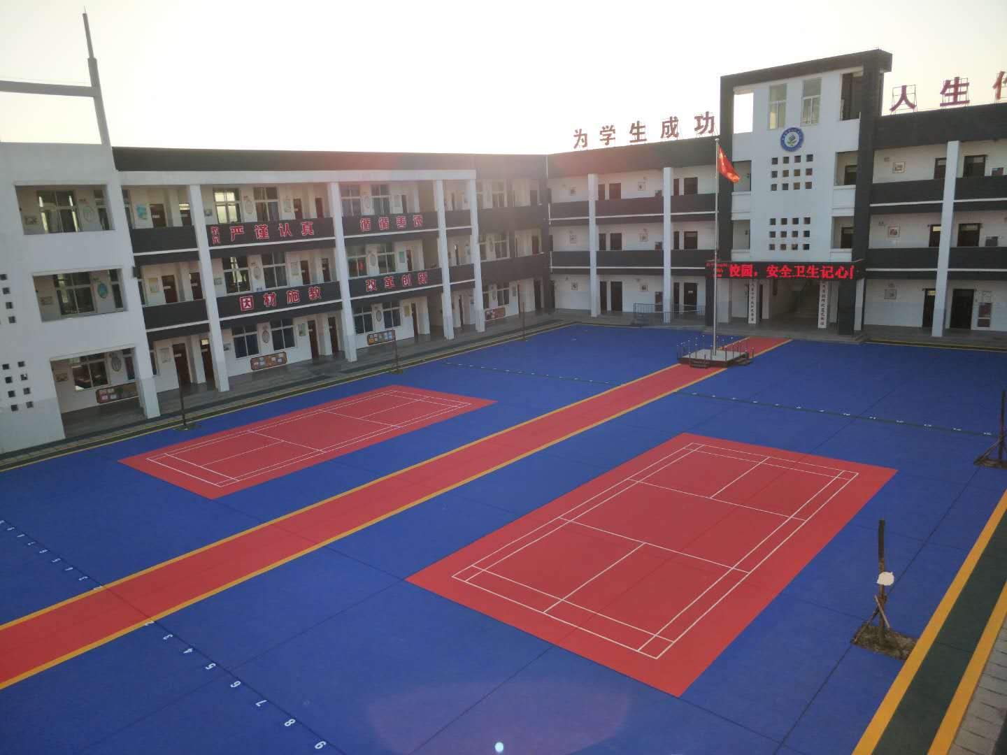 熱烈慶祝仲達(dá)塑膠成功為輝縣市第二民族學(xué)校換新貌！