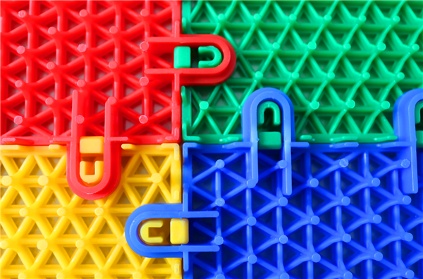 怎么解決塑膠地板施工過程中容易出現(xiàn)的問題？